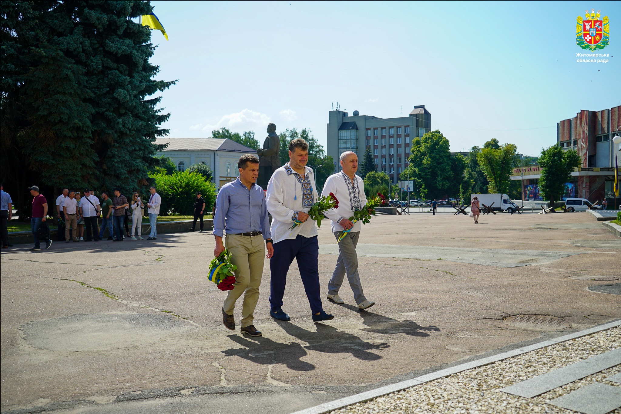 Керівництво області та міста відзначили 26-ту річницю Конституції України 