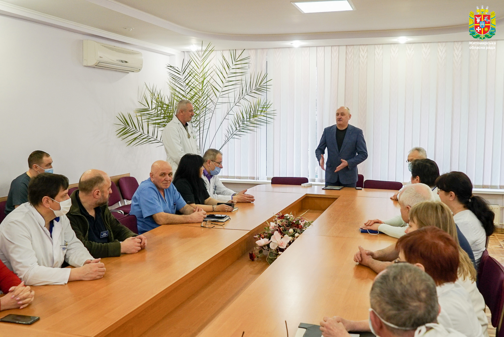 Володимир Ширма вручив Почесну грамоту обласної ради лікарю Петру Русаку