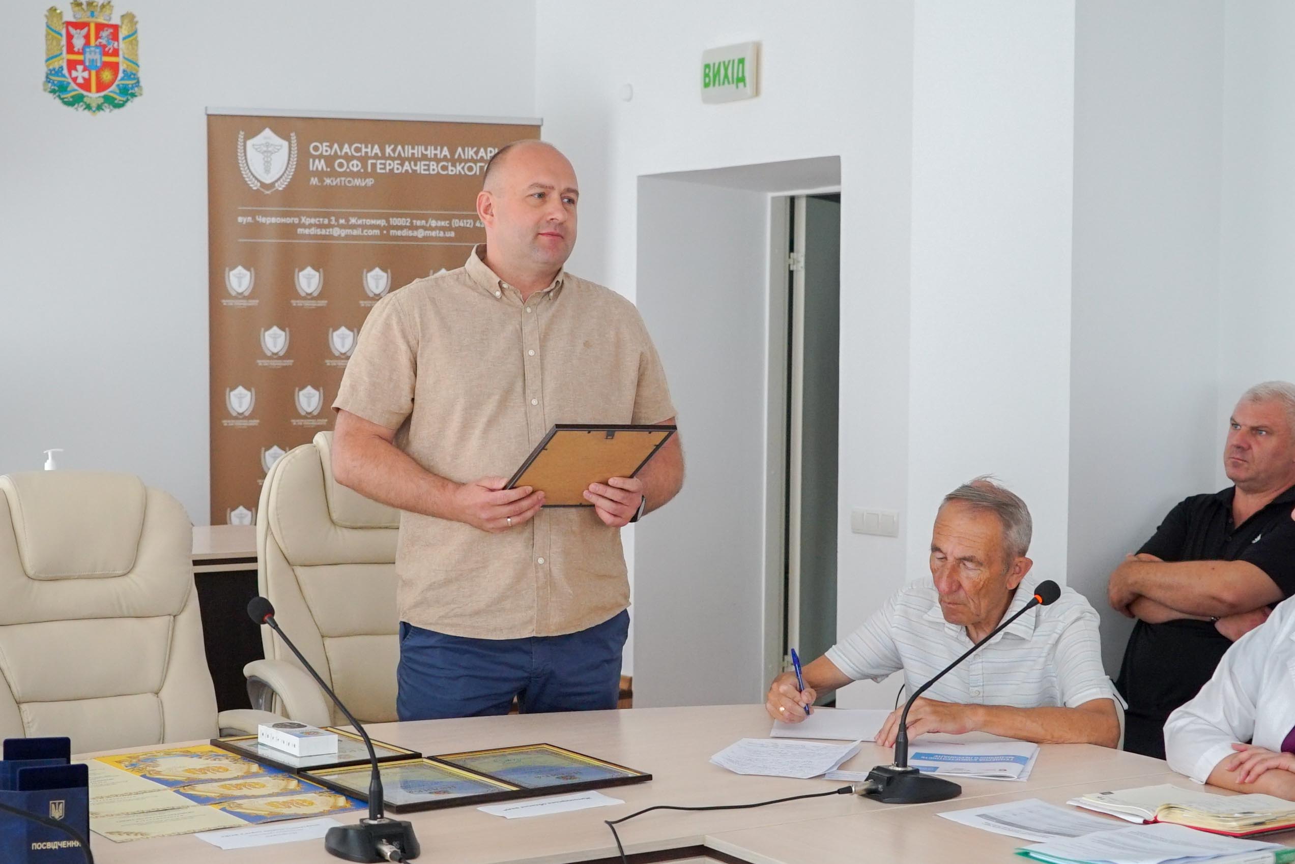 Олег Дзюбенко відвідав обласну клінічну лікарню та привітав медиків з прийдешнім святом