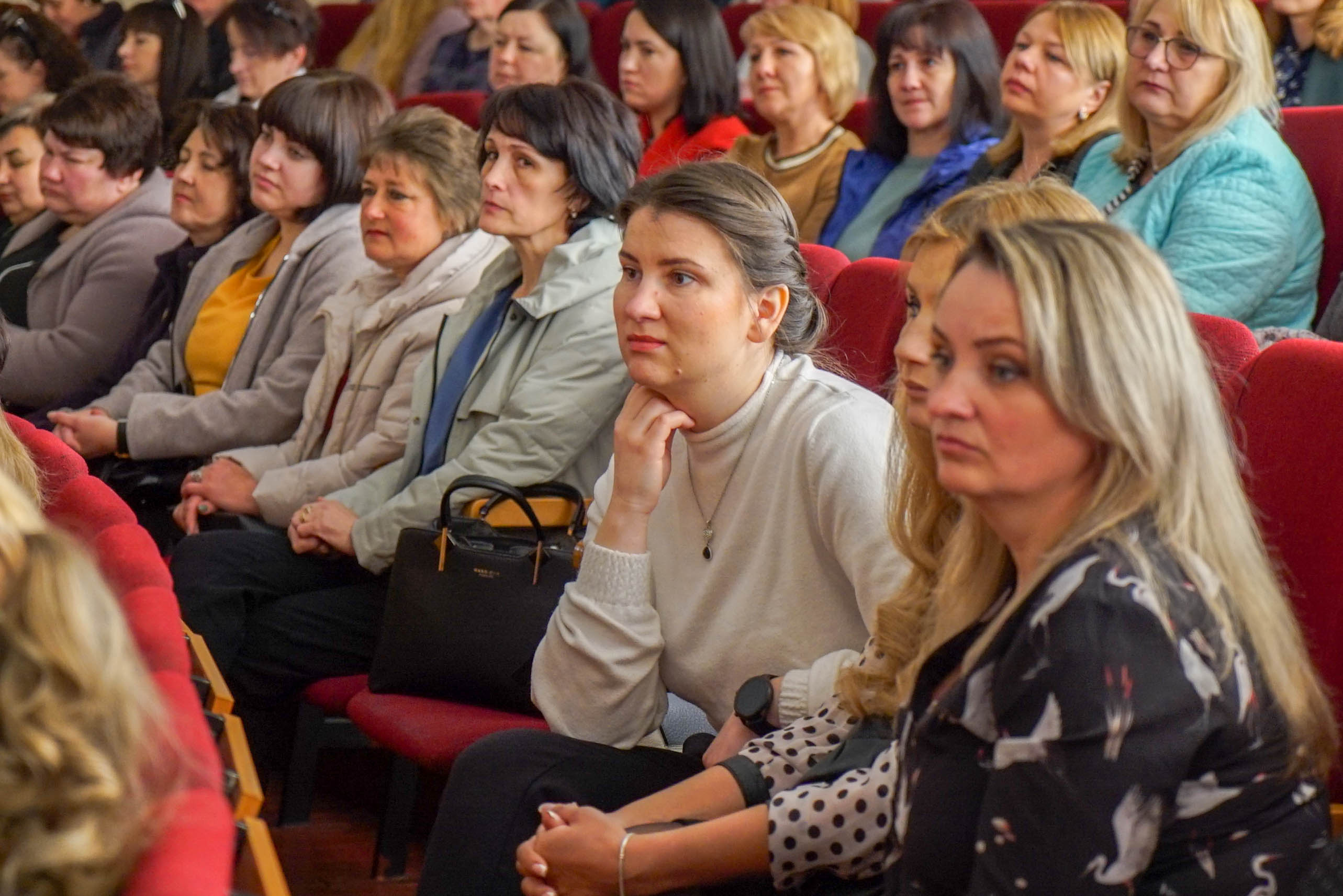 Урочистий захід відбувся в рамках обласної конференції до Всесвітнього дня медичної сестри в Житомирському медичному інституті.  До урочистостей долучилися також начальник Житомирської ОВА Віталій Бунечко та представники профільних структурних підрозділів Житомирської ОВА.  У вітальній промові Володимир Ширма висловив щирі слова вдячності медичним сестрам за нелегку самовіддану працю, врятовані життя, а також відзначив кращих Подяками Житомирської обласної ради.  «Шановні медичні сестри! Щиро вітаю вас з прийдешнім професійним святом. На ваших плечах завжди велика відповідальність, багато нелегкої та кропіткої роботи. А останній рік, через повномасштабне вторгнення росіі, додав ще більше складних викликів. Але ваша відданість справі допомагає боротися з труднощами та повертає людям сили та здоровʼя. Щиро дякую вам за золоті руки, чуйні серця та невтомну працю!»,- сказав Володимир Ширма.