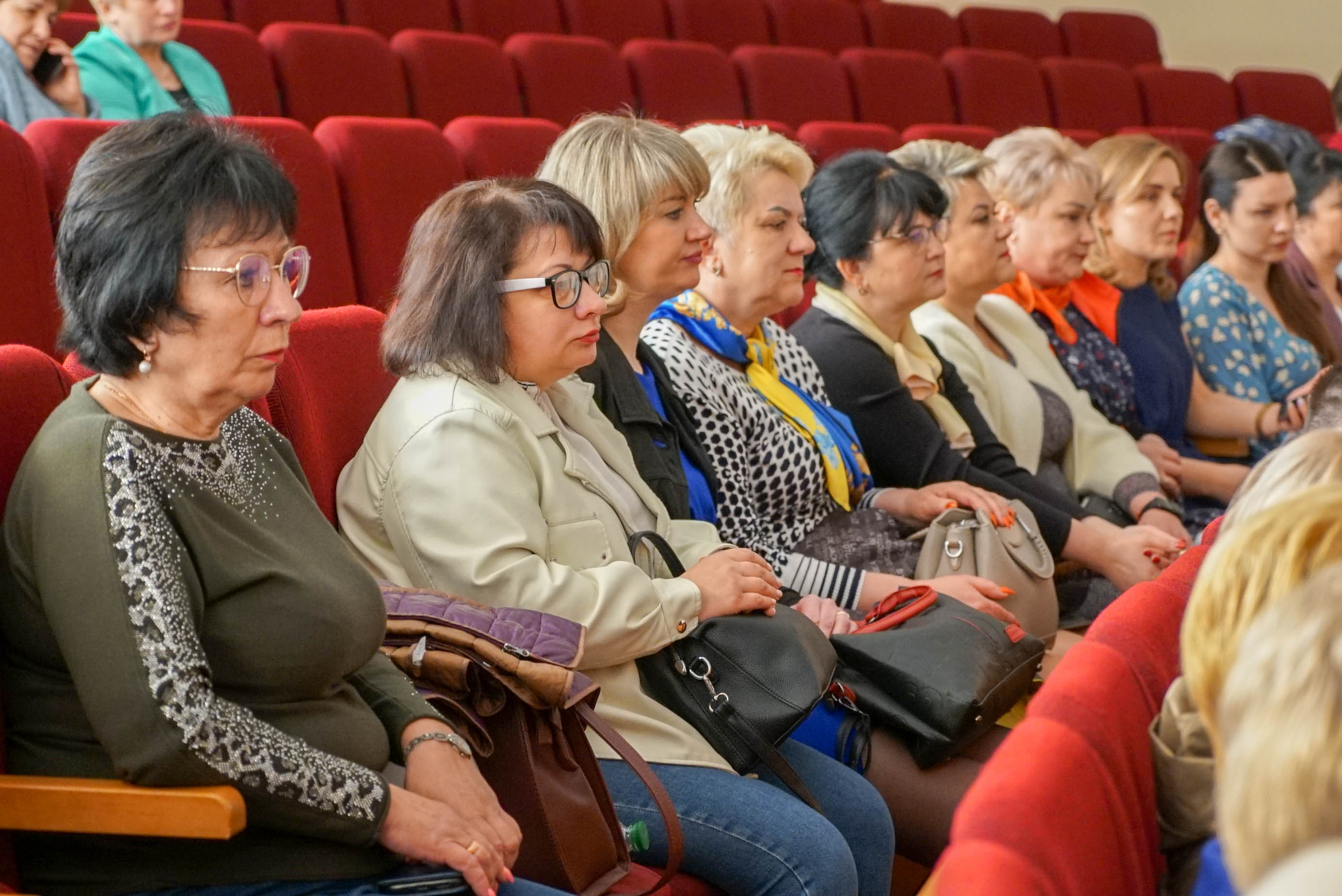 Урочистий захід відбувся в рамках обласної конференції до Всесвітнього дня медичної сестри в Житомирському медичному інституті.  До урочистостей долучилися також начальник Житомирської ОВА Віталій Бунечко та представники профільних структурних підрозділів Житомирської ОВА.  У вітальній промові Володимир Ширма висловив щирі слова вдячності медичним сестрам за нелегку самовіддану працю, врятовані життя, а також відзначив кращих Подяками Житомирської обласної ради.  «Шановні медичні сестри! Щиро вітаю вас з прийдешнім професійним святом. На ваших плечах завжди велика відповідальність, багато нелегкої та кропіткої роботи. А останній рік, через повномасштабне вторгнення росіі, додав ще більше складних викликів. Але ваша відданість справі допомагає боротися з труднощами та повертає людям сили та здоровʼя. Щиро дякую вам за золоті руки, чуйні серця та невтомну працю!»,- сказав Володимир Ширма.