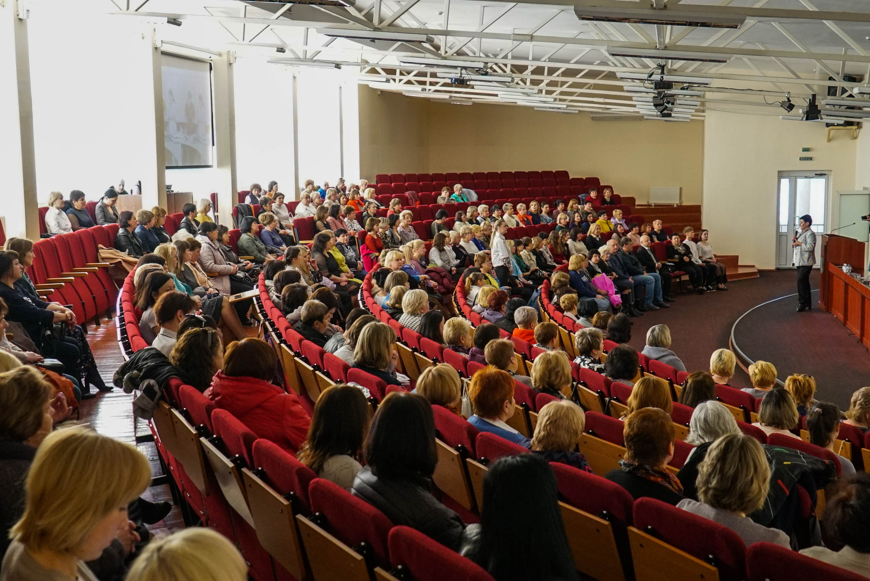 Урочистий захід відбувся в рамках обласної конференції до Всесвітнього дня медичної сестри в Житомирському медичному інституті.  До урочистостей долучилися також начальник Житомирської ОВА Віталій Бунечко та представники профільних структурних підрозділів Житомирської ОВА.  У вітальній промові Володимир Ширма висловив щирі слова вдячності медичним сестрам за нелегку самовіддану працю, врятовані життя, а також відзначив кращих Подяками Житомирської обласної ради.  «Шановні медичні сестри! Щиро вітаю вас з прийдешнім професійним святом. На ваших плечах завжди велика відповідальність, багато нелегкої та кропіткої роботи. А останній рік, через повномасштабне вторгнення росіі, додав ще більше складних викликів. Але ваша відданість справі допомагає боротися з труднощами та повертає людям сили та здоровʼя. Щиро дякую вам за золоті руки, чуйні серця та невтомну працю!»,- сказав Володимир Ширма.