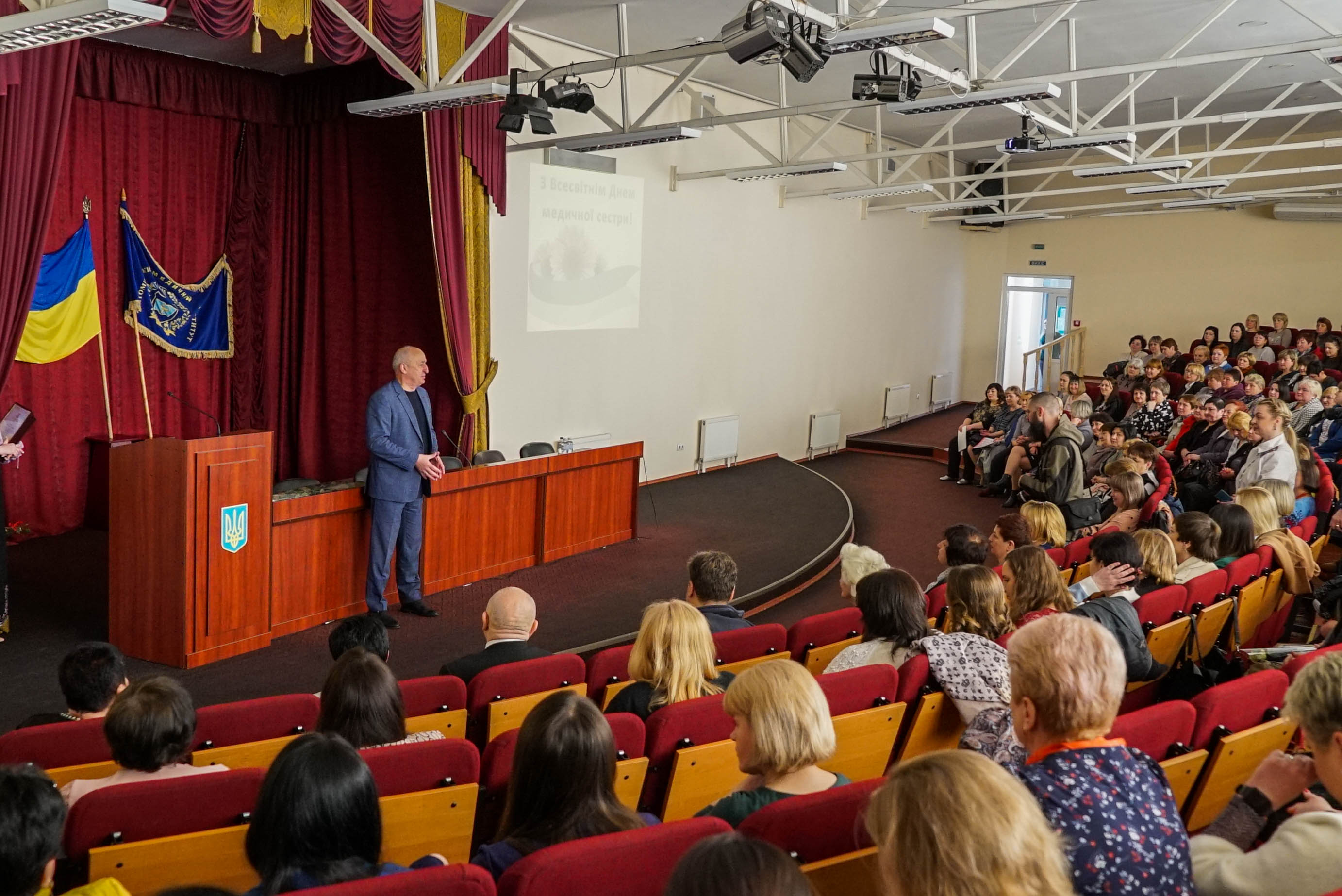 Урочистий захід відбувся в рамках обласної конференції до Всесвітнього дня медичної сестри в Житомирському медичному інституті.  До урочистостей долучилися також начальник Житомирської ОВА Віталій Бунечко та представники профільних структурних підрозділів Житомирської ОВА.  У вітальній промові Володимир Ширма висловив щирі слова вдячності медичним сестрам за нелегку самовіддану працю, врятовані життя, а також відзначив кращих Подяками Житомирської обласної ради.  «Шановні медичні сестри! Щиро вітаю вас з прийдешнім професійним святом. На ваших плечах завжди велика відповідальність, багато нелегкої та кропіткої роботи. А останній рік, через повномасштабне вторгнення росіі, додав ще більше складних викликів. Але ваша відданість справі допомагає боротися з труднощами та повертає людям сили та здоровʼя. Щиро дякую вам за золоті руки, чуйні серця та невтомну працю!»,- сказав Володимир Ширма.