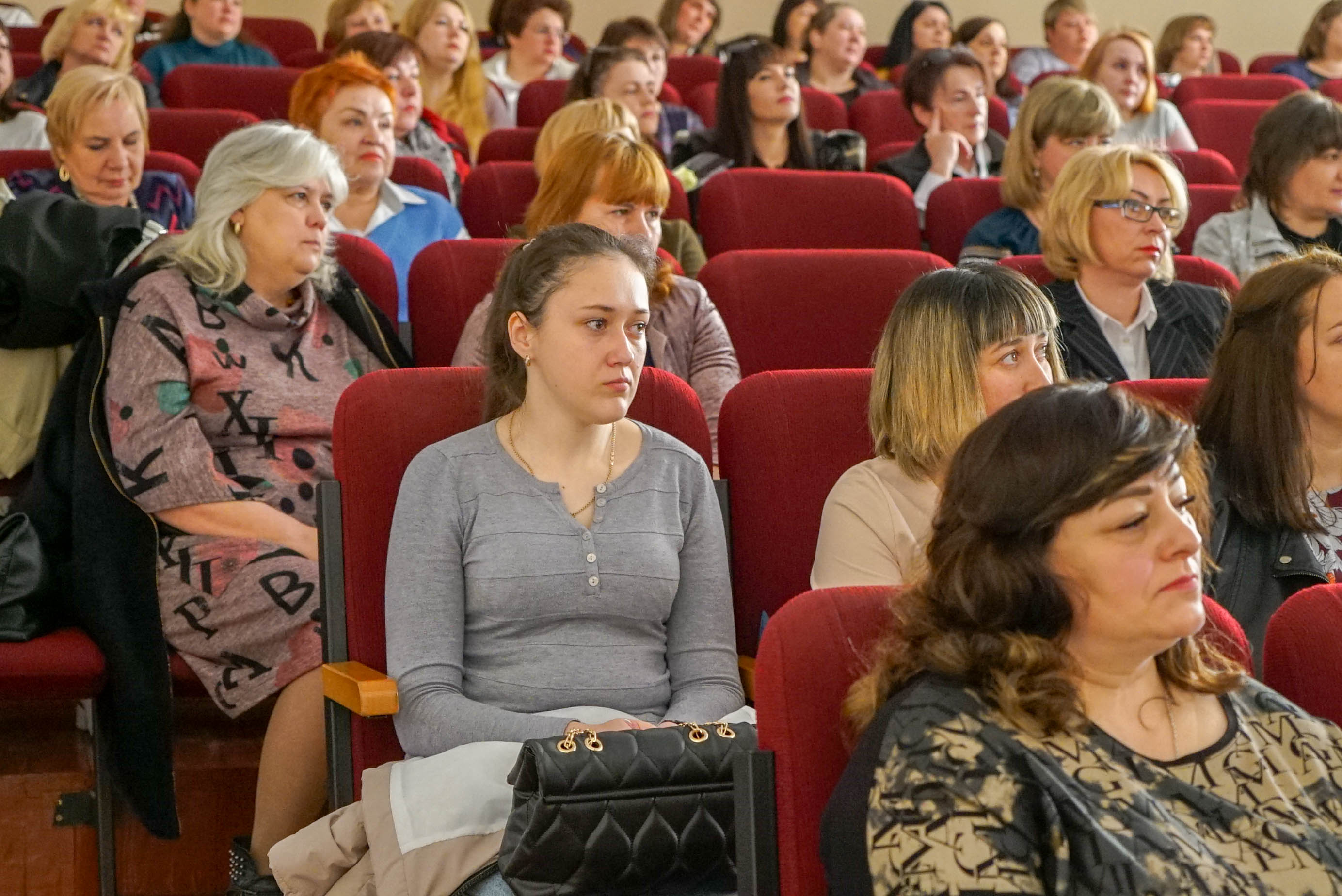 Урочистий захід відбувся в рамках обласної конференції до Всесвітнього дня медичної сестри в Житомирському медичному інституті.  До урочистостей долучилися також начальник Житомирської ОВА Віталій Бунечко та представники профільних структурних підрозділів Житомирської ОВА.  У вітальній промові Володимир Ширма висловив щирі слова вдячності медичним сестрам за нелегку самовіддану працю, врятовані життя, а також відзначив кращих Подяками Житомирської обласної ради.  «Шановні медичні сестри! Щиро вітаю вас з прийдешнім професійним святом. На ваших плечах завжди велика відповідальність, багато нелегкої та кропіткої роботи. А останній рік, через повномасштабне вторгнення росіі, додав ще більше складних викликів. Але ваша відданість справі допомагає боротися з труднощами та повертає людям сили та здоровʼя. Щиро дякую вам за золоті руки, чуйні серця та невтомну працю!»,- сказав Володимир Ширма.