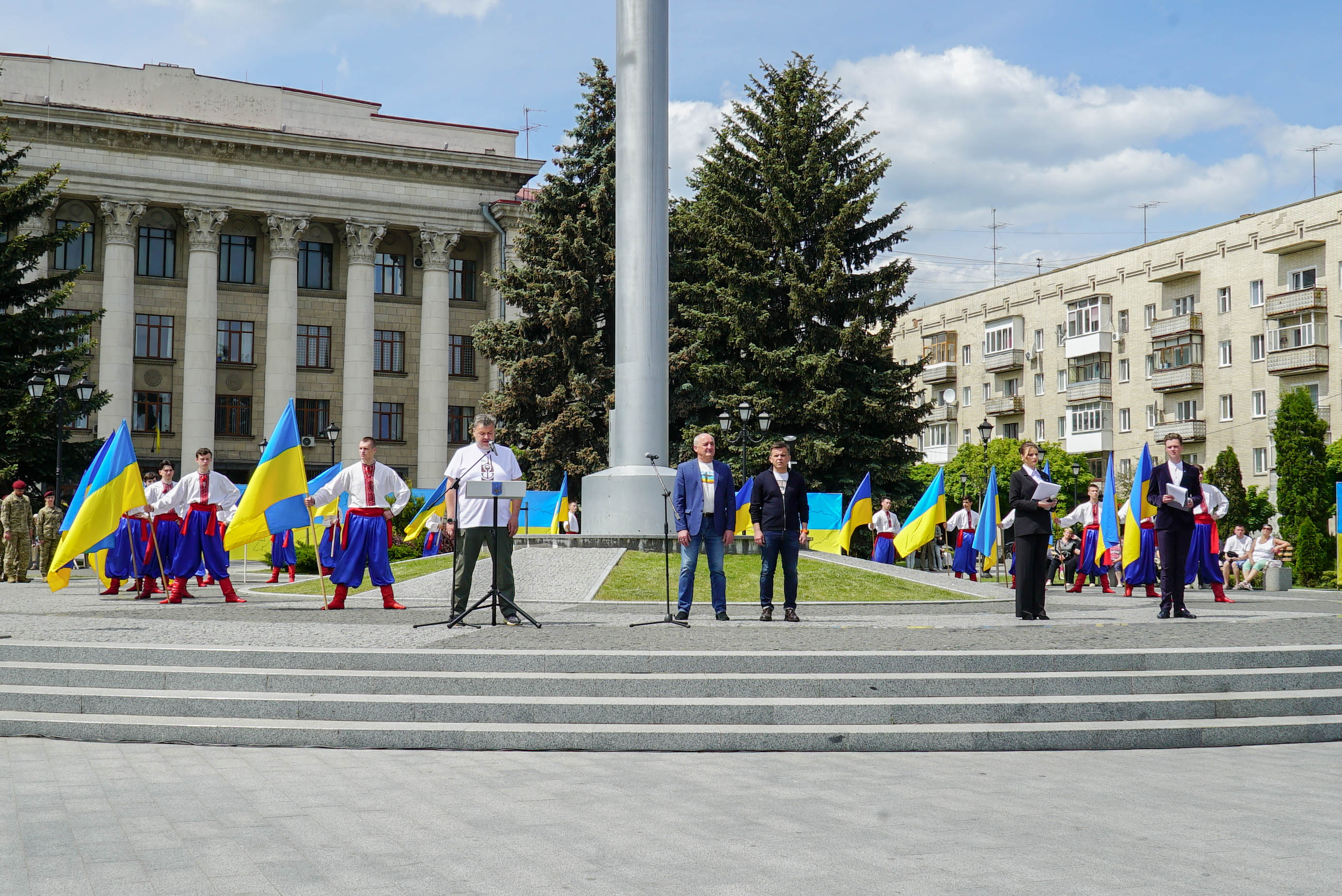 З Днем Героїв, незламний український народе!